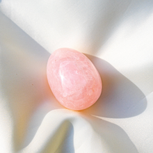 Load image into Gallery viewer, Rose Quartz Egg