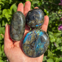 Load image into Gallery viewer, Labradorite Palm Stone