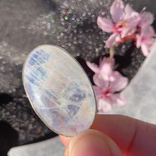 Load and play video in Gallery viewer, Moonstone_Necklace_OvaL_soulemporium
